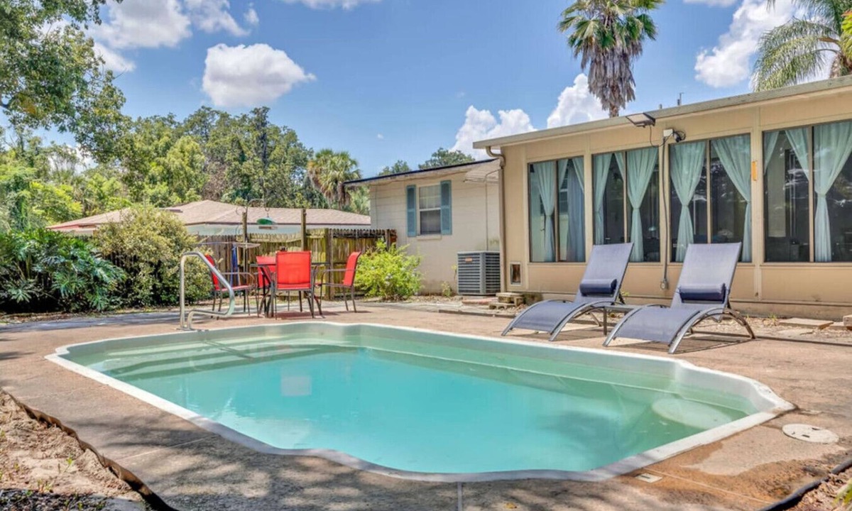 Jacksonville House | Stylish Leafy Heated Pool Retreat