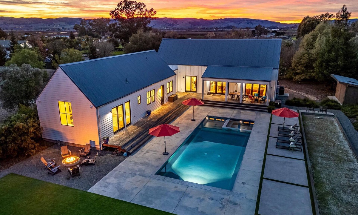 Sonoma House | The Central Modern Farmhouse Sonoma Pool/Hot Tub + Bocce + Sport Court