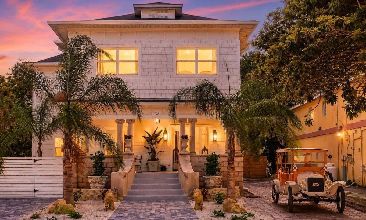 Downtown Historic District House | The Gatsby Mansion/Heated Pool/Heart of Town