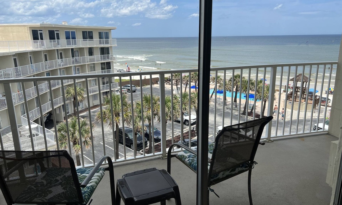 Bostwick Park Condo | Top Floor Oceanfront Studio with Balcony and Pools.