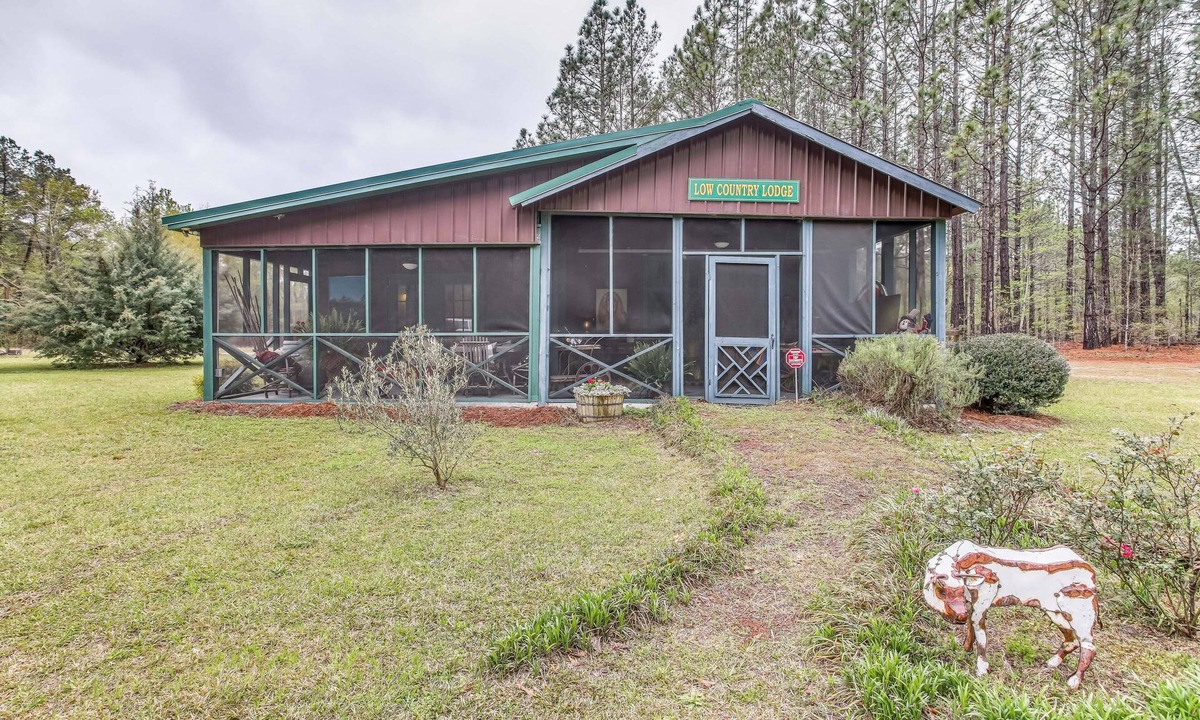 Barnesville Apartment | Tranquil Fairmont Studio w/Patios - Pets Welcome!