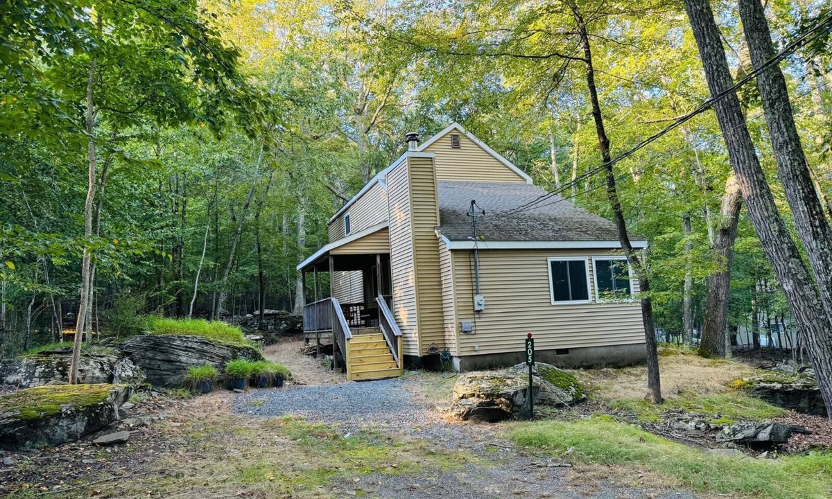 Lackawaxen House | Tranquility in the Pocono mountains of Masthope and Ski Big Bear.
