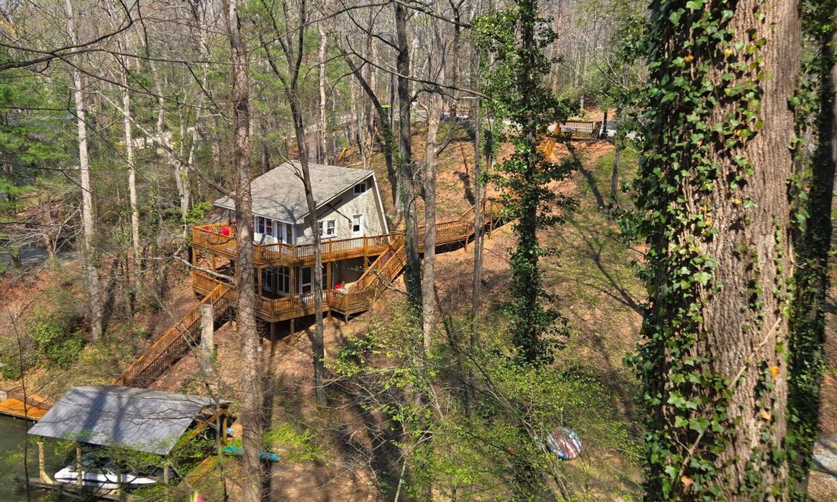 Lynn House | Unique, newly refurbished house on Lake Lanier, SC.