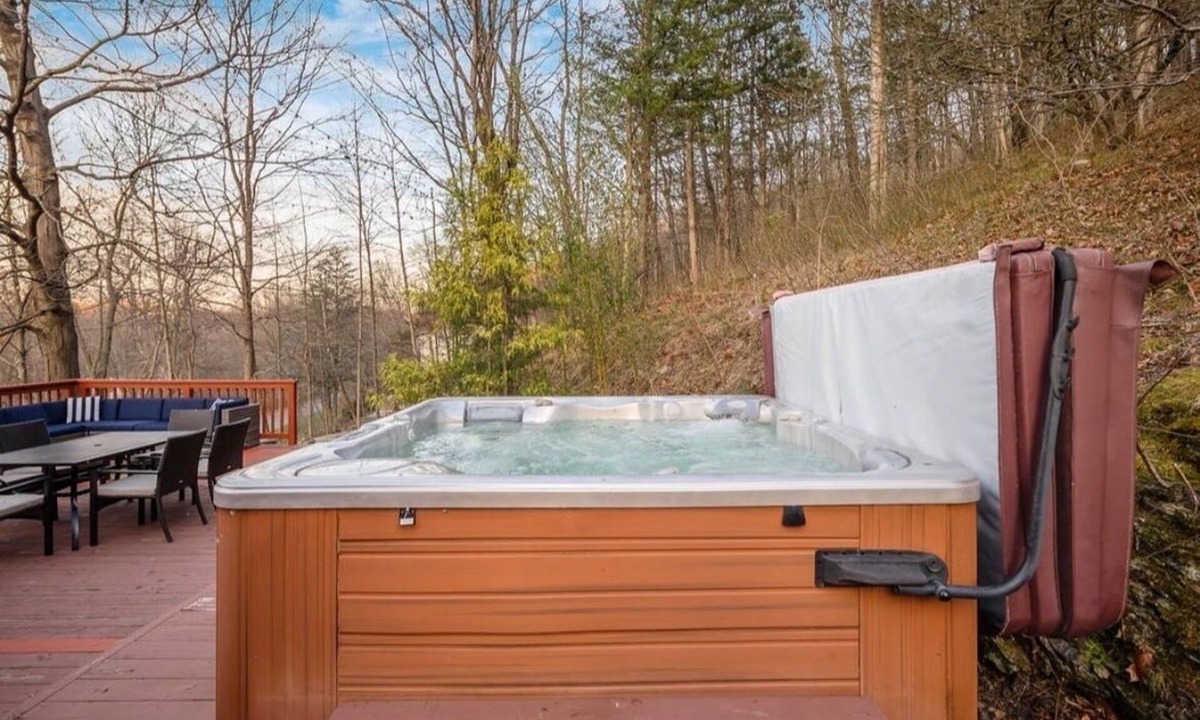 Monroe House | Unique Scenic home with King suite & Hot tub