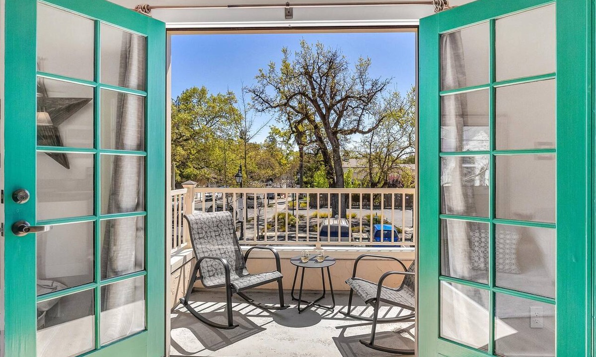 Sonoma Apartment | Upscale Condo on the Sonoma Plaza
