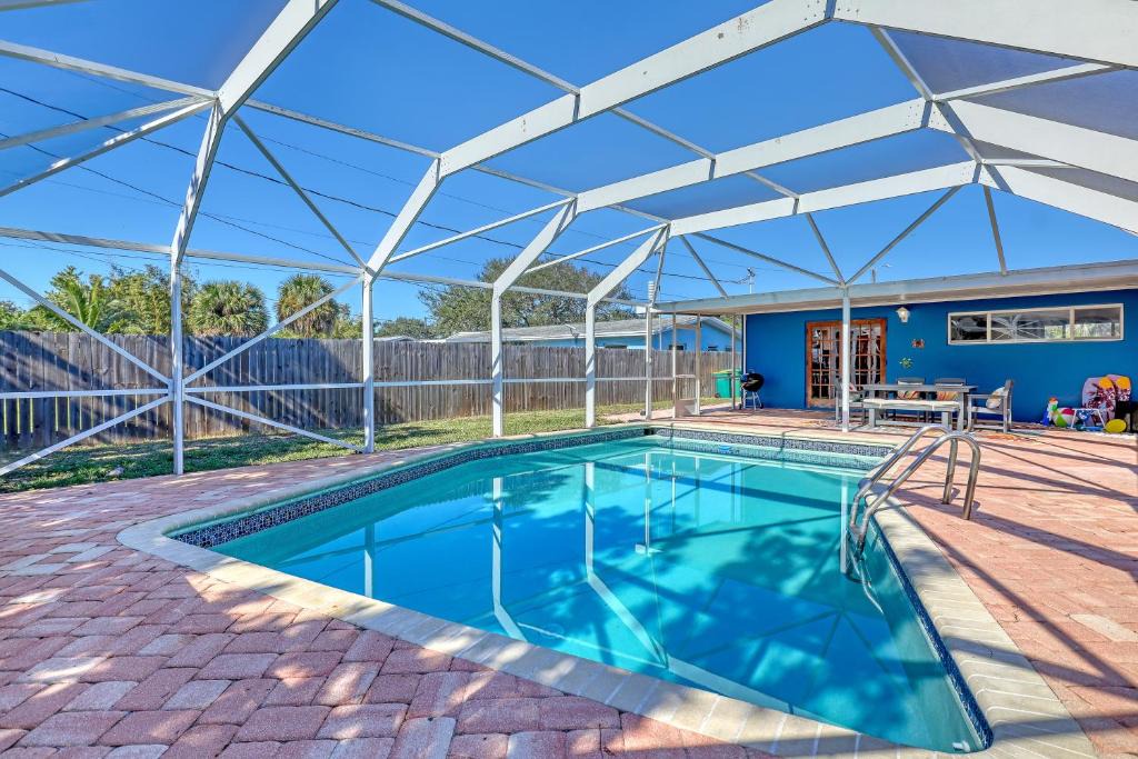 Indian Harbour Beach Apartment | Vibrant Coastal Cottage with Pool