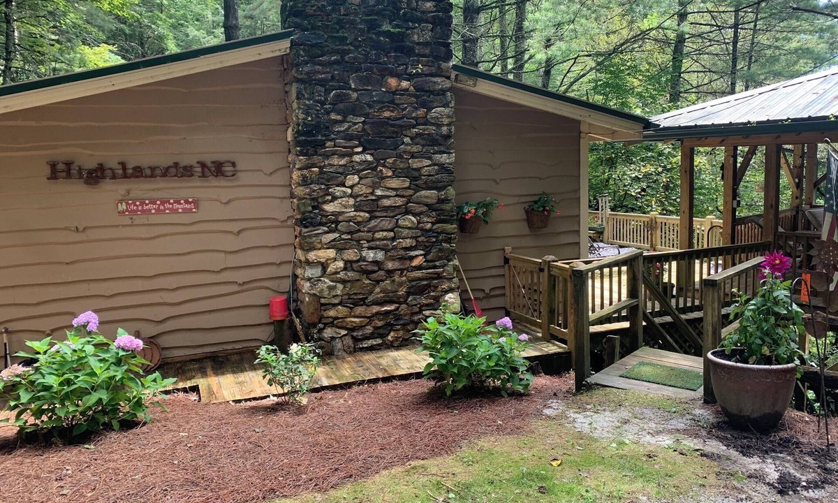 Highlands House | Walk to Waterfalls! Cozy All Seasons Highlands Cabin 6 min to Town