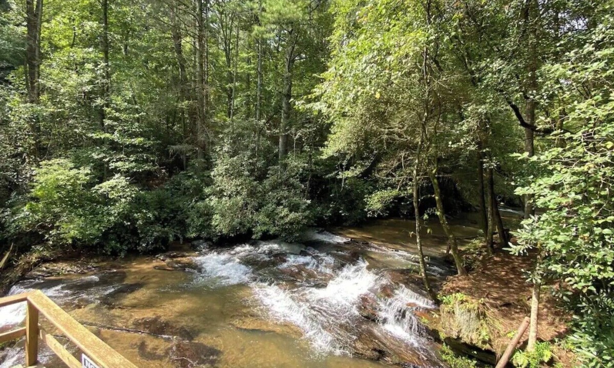 Wiley Apartment | Waterfall Retreat!-Riverfront 2-bedroom/2 Bath-Kitchen-Near Tallulah Gorge