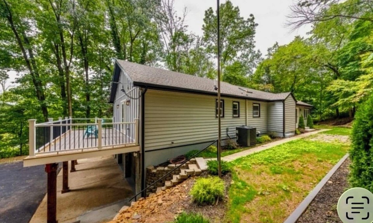 Watchung House | World Cup Special: Spacious home in secluded woods close to events and NYC.