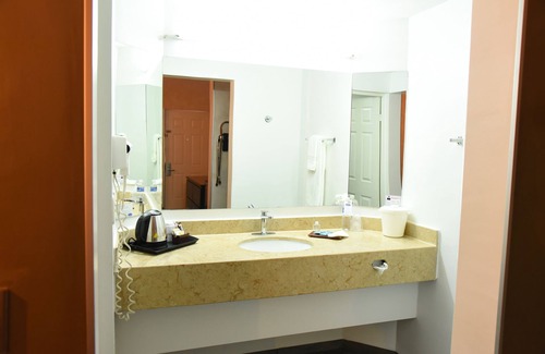 Hidalgo del Parral Hotel | American Inn Hotel & Suites Hidalgo del Parral