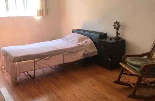 La Condesa House | Amplia recámara amueblada