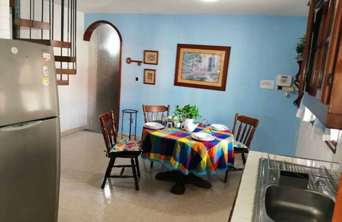 Xalapa House | Beautiful family home, centrally located, 10 minutes from the shopping center and the station.
