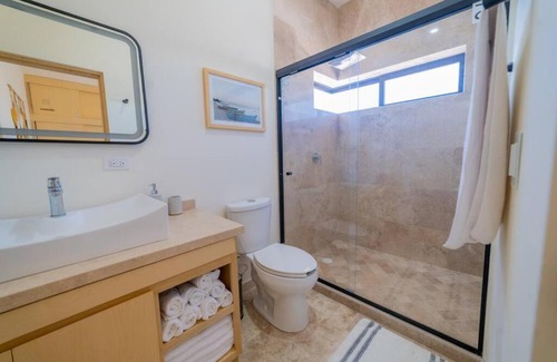 Colina del Sol House | Casa nueva a 3 min del Malecón!