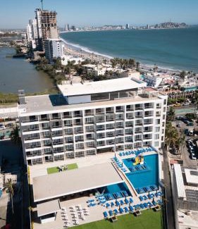 Lomas de Mazatlan Hotel | HIGH GARDEN GRAND HOTEL