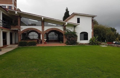 Villa del Carbon Hotel | Hotel Los Sauces