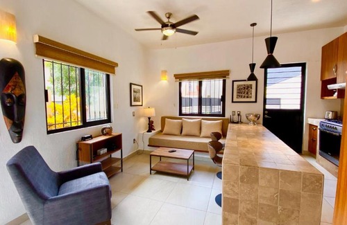 San Antonio Tlayacapan House | Modern Central 1 Bedroom Guesthouse -Bikes - Huge Patio - Gym - Pickleball Court