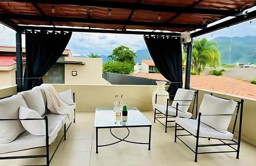 San Antonio Tlayacapan House | Modern Central 1 Bedroom Guesthouse -Bikes - Huge Patio - Gym - Pickleball Court