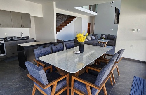 Tres de Mayo House | New! Casa Colibrí: Swimming pool and garden with games. Ideal for families