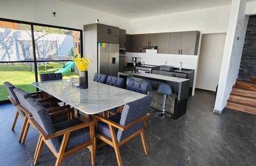 Tres de Mayo House | New! Casa Colibrí: Swimming pool and garden with games. Ideal for families