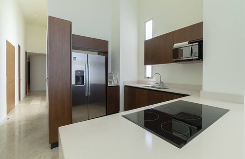 Miramar Apartment | Spacious beachfront apartment with ocean views, private balcony & heated pool