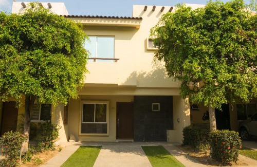 Flamingos House | Tropical Getaway in Flamingos near Beach