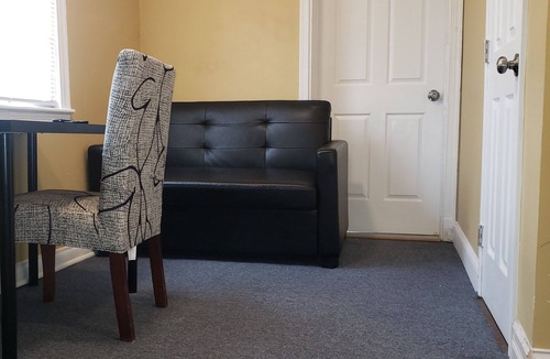 Seat Pleasant Bed & Breakfast | 1-bedroom in Capitol Heights near Washington DC & metro train station