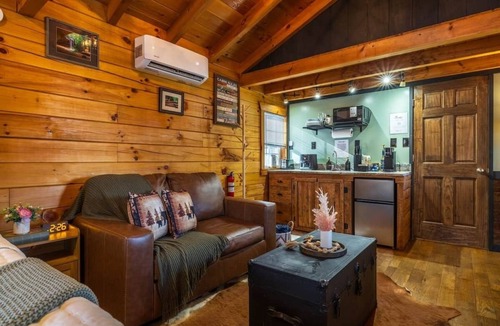 McArthur Cabin | 16mi from Hocking Hills, hot tub, bbq, twin pond