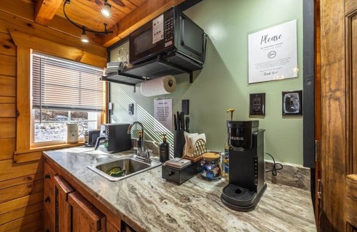 McArthur Cabin | 16mi from Hocking Hills, hot tub, bbq, twin pond