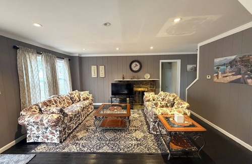 Vienna House | 1950 Vintage Cottage - Quiet Haven Near Washington D.C.