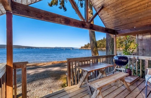 Eastsound Cabin | 1BR Beachfront Cabin directly on world class west-facing beach!