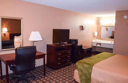Richburg Hotel | 2 Affordable getaway featuring a single bed and great amenities