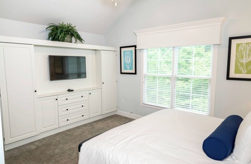 Lackey Resort | 2-bedroom 2 1/2 bath in peaceful Williamsburg with pools and fitness center