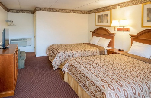 Campbelltown Hotel | 2 Family-Friendly Units | Minutes to Tanger Outlets Hershey | Free Breakfast