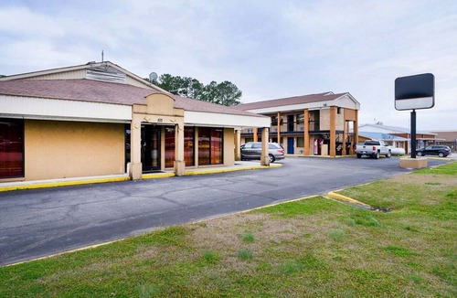 Williamston Apartment | 2 Full Beds | Williamston
