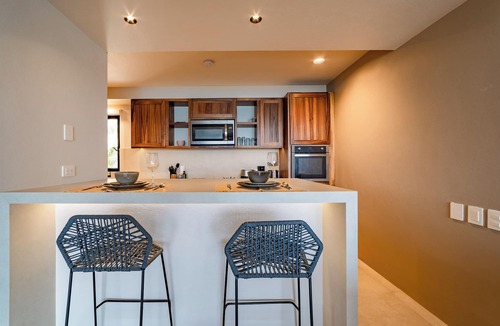 Centro Condo | 2 King Bed Suites, Ocean Views & Beach Access