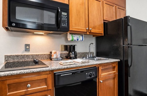 Denham Springs Hotel | 2 Modern Studios w/Free Breakfast & Wi-Fi Near LSU, Zoo & Downtown Baton Rouge
