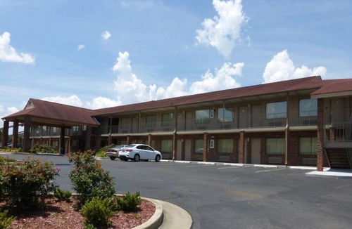 Cleveland Hotel | 2 Peaceful King Rooms for Adventure-Loving Guests