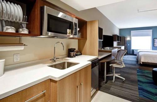 Mechanicsburg Hotel | 2 Queen Studio w/Breakfast & Pool | Close to Dining Spots + Breakfast Included