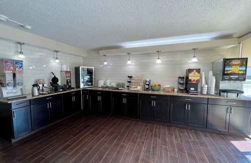 Charlottesville Hotel | 2 Relaxing Rooms —Convenient Location Close to Dining and Attractions