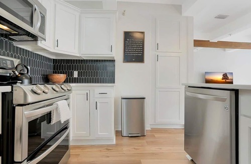 Downtown Historic District Apartment | 2 Steps to Ice Plant, Apt in Downtown St. Aug