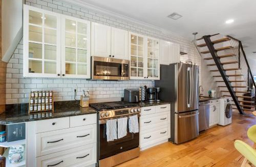 Bloomingdale House | 2x King Beds, Fireplace, Private Backyard, Washer, Dryer