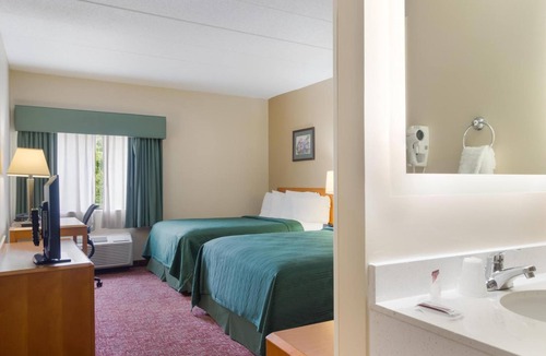 Smithfield Hotel | 3 Accommodations for Big Groups | near Stadium Theatre | Free Bfast & Parking!