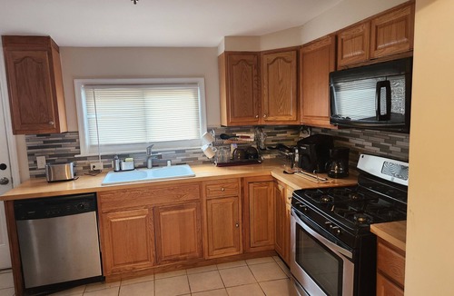 Highlandtown House | 3-bedroom townhome in fantastic Baltimore with AC, WiFi.
