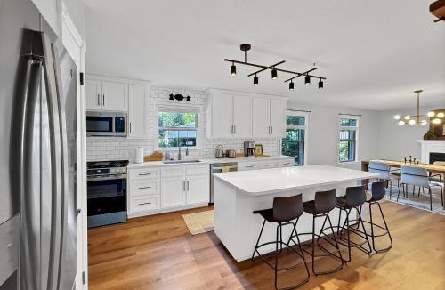 Murray House | 3 Bedrooms 8 Guests Modern Ranch Retreat on Half Acre
