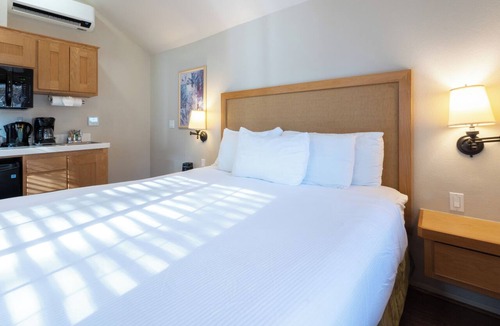 Napa Hotel | 3 Chic Studios| Kitchen | Pool | Free Parking | Napa Opera House – 1.2 miles