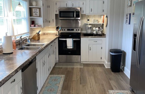 Hampstead House | 3 mi to Topsail Island, Large fenced in backyard. Bring your boat!