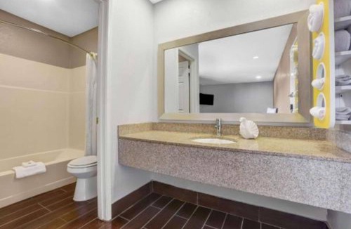 Ukiah Apartment | 3 Queen Beds|Non-Smoking