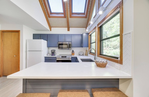 Jim Thorpe Cabin | 3 Suites · 4 Baths · Walk to the Best View in JT!