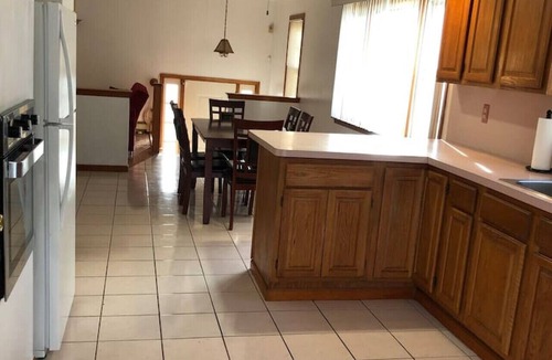 Hopelawn Apartment | 4 bed, 2 bath house, NYC train 10 min walk, MetLife Stadium 45 minutes