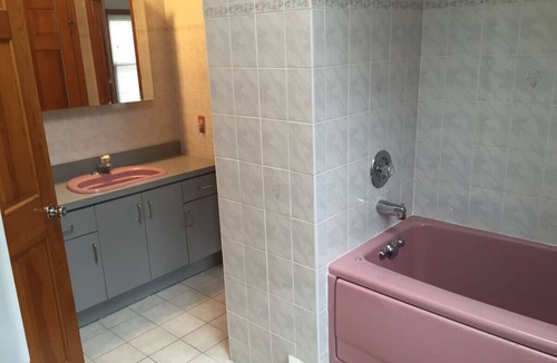 Hopelawn Apartment | 4 bed, 2 bath house, NYC train 10 min walk, MetLife Stadium 45 minutes